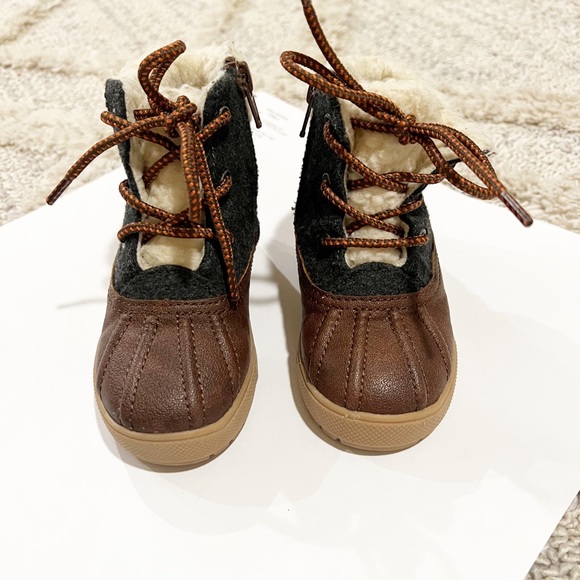 Baby Gap boys Sherpa winter boots with side zipper. Gently used toddler size 6 - Picture 2 of 4
